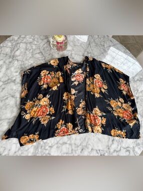 FOREVER 21 Black Floral Short Sleeve Tunic, Size S